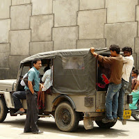 In India si viaggia anche così ... di 