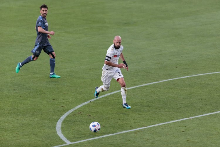 Laurent Ciman en Toronto nemen de leiding na winst tegen tegenstander die niet eens aan de wedstrijd wou beginnen