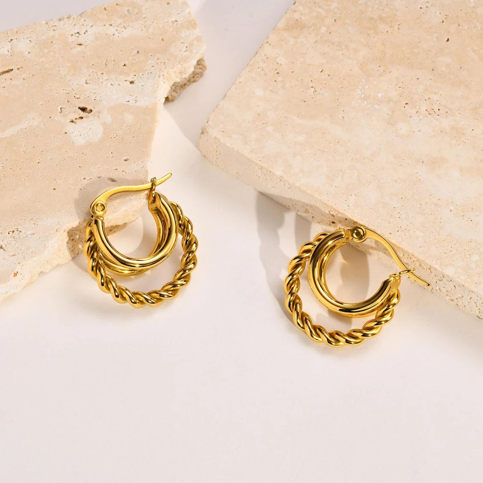 Pendientes de oro para mujer con diseño de cáñamo. Elegancia natural y estilo único. Disfruta la belleza y comodidad de estos aretes de diseño.