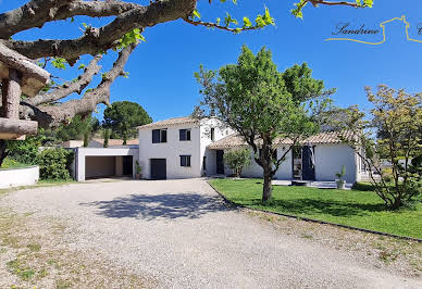 Maison avec piscine et terrasse 12