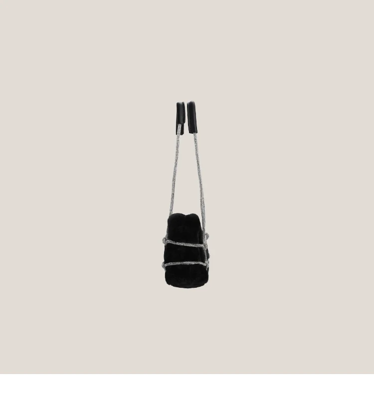 Title 3, Schoudertasje met strassketting en pluche, perf...
