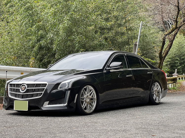 CTS セダンの11月もよろしくお願いします・秋の気配・DIY・車高調整に関するカスタム事例の投稿画像1枚目