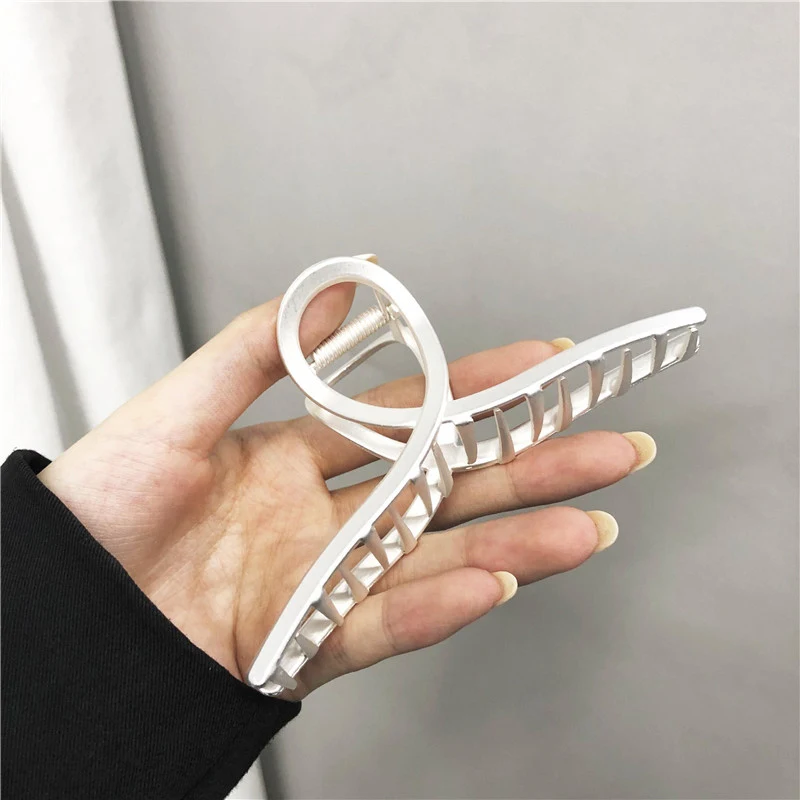 Pince à cheveux élégante coréenne en forme de clip de requin, coiffe pour femmes avec un tempérament unique, accessoire idéal pour des coiffures chics et faciles.