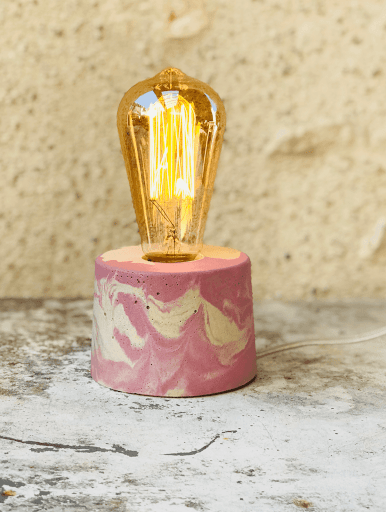 lampe béton rose bonbon effet marbré création junny