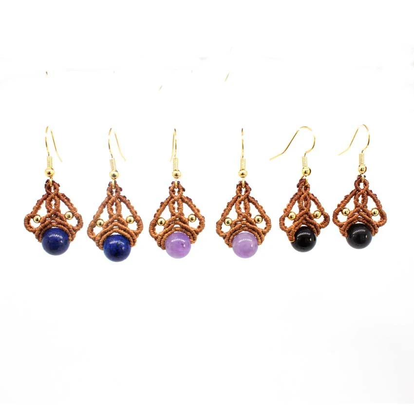Boucles d'oreilles ethniques tissées à la main avec fil de cire, légères et originales. Parfaites pour un look bohème et coloré, confortables toute la journée.