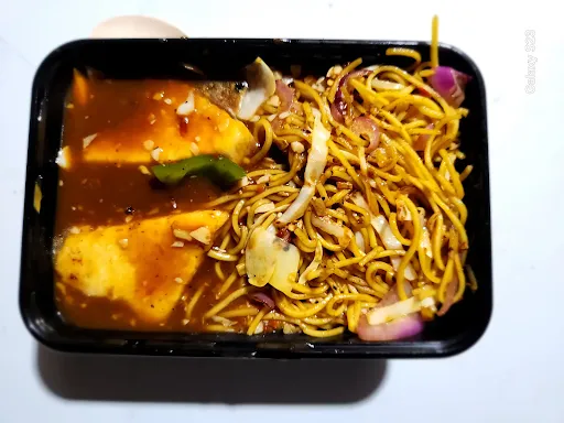 Chilli Paneer With Choice Of Noodles [650 Ml]