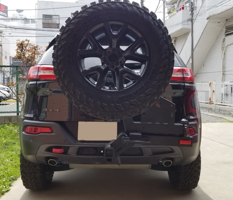 チェロキーのスペアタイヤヒッチキャリア・背面タイヤ・NEXUS Japan・LT245/75R17・GEOLANDAR M/T G003に関するカスタム事例の投稿画像5枚目