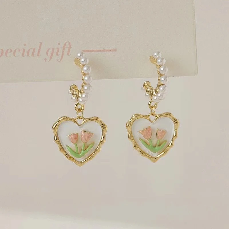 Speciale oorbellen met tulp-, bloem-, perzik- en hartdesign. Charmante sieraden voor dames. Ideaal als cadeau.