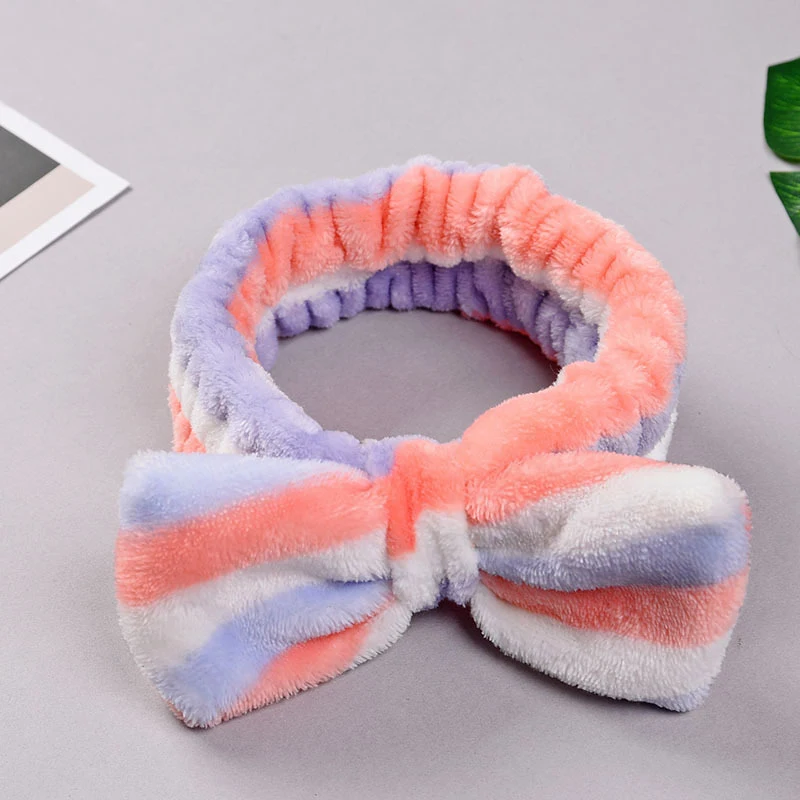 Fascia a righe con fiocco in flanella, un accessorio per capelli elegante e comodo. Perfetto per un look casual e per aggiungere stile ai tuoi capelli.