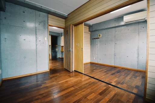 Luxury property for sale in Ishigaki (Japan) - Room with concrete walls and wood floor