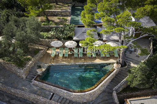 Outdoor pool, wooden deck, umbrellas, lounge chairs - Luxury vacation rental property in Massa Lubrense, 11 rooms, 6 bedrooms