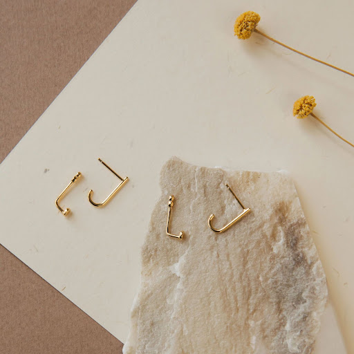 Title 2, Niche Hook Studs