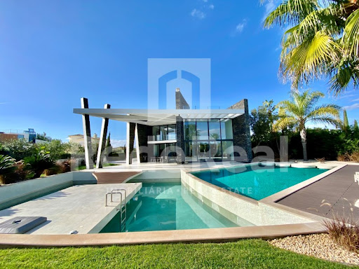 Maison contemporaine avec piscine et jardin 2