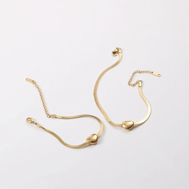 Chaîne de cheville serpent cœur pêche mobile en acier titane électroplaqué pour un style élégant et une allure féminine.