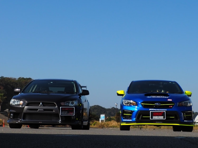 WRX STIの蛍光イエロー・WRX・こっそりリニューアル計画中🙊・コラボ写真・大雨に気をつけて！に関するカスタム事例の投稿画像7枚目