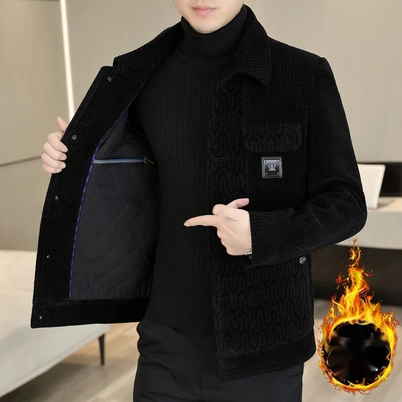 Giacca corta imbottita con risvolto e fodera in pile, offre calore e comfort superiori per l'inverno. Ideale per l'uso quotidiano e viaggi.