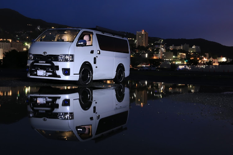 ハイエースバンの梅雨入り・リフレクション・斜め前・車中飯・ガンダムに関するカスタム事例の投稿画像3枚目