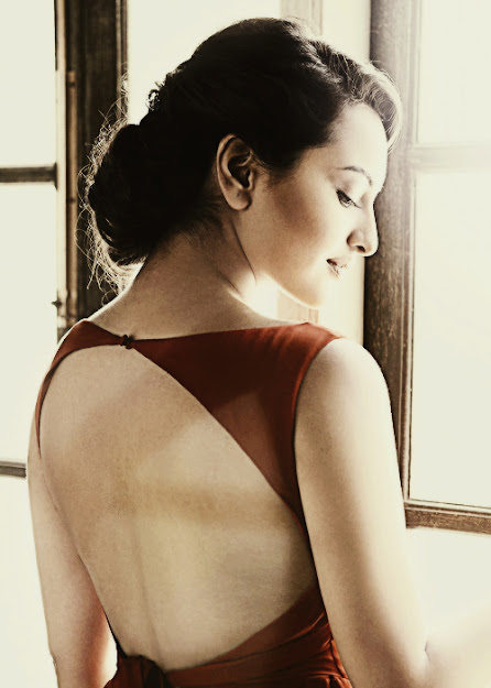 Sonakshi Sinha backless dress, Sonakshi Sinha in red, Sonakshi Sinha wallpaper