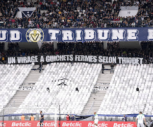 Les supporters de Bordeaux, interdits de déployer un message contre leur direction, montent sur la pelouse