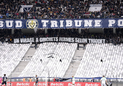 Les supporters de Bordeaux, interdits de déployer un message contre leur direction, montent sur la pelouse