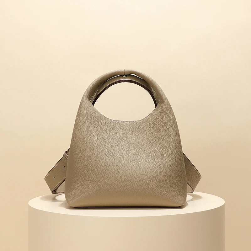 Dames modieuze crossbodytas van top laag rundleer. Stijlvol en elegant, ideaal om je essentials op een modieuze manier te dragen.