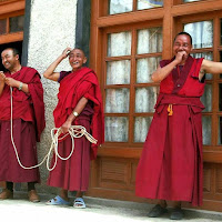 Happy monks, Leh, Ladakh.  di terazuc