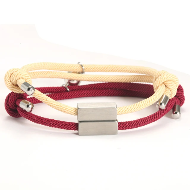 Bracelets de couple avec lettres ajustables et aimants. Personnalisez vos noms, symbole d'amour et de lien fort. Cadeau idéal pour amoureux.
