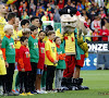 KV Oostende tikt mascotte die door scheidsrechter Verboomen het stadion werd uitgestuurd op de vingers