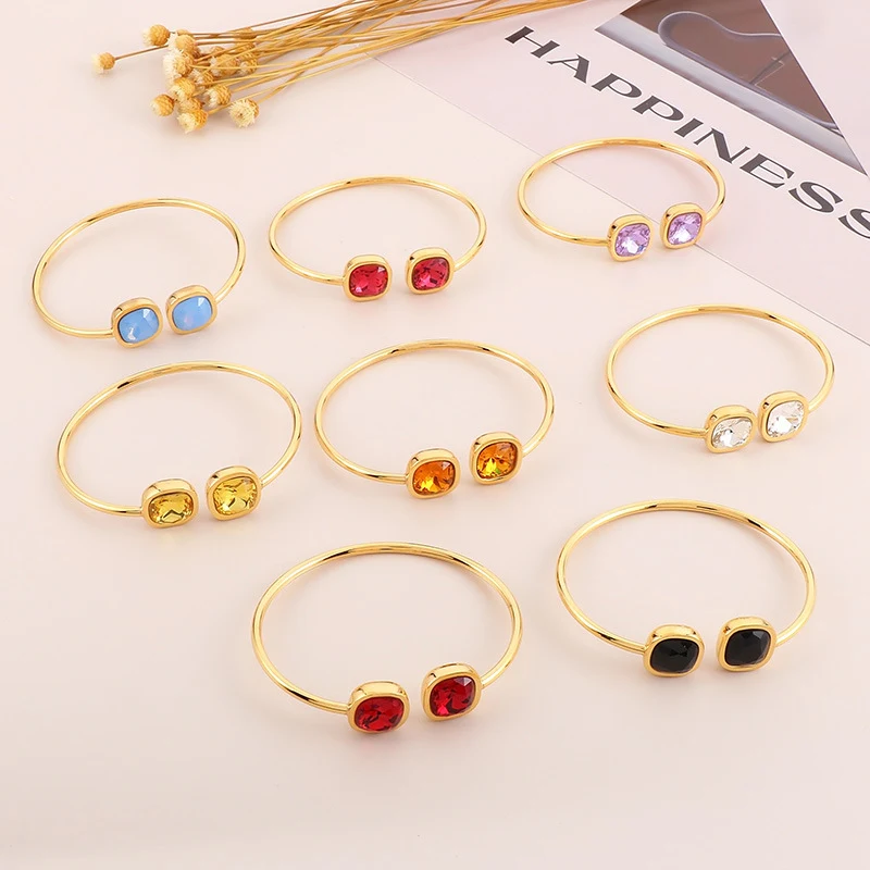 Elegante pulsera cuadrada hueca de acero inoxidable con cristal, perfecta para lucir sofisticada en cualquier ocasión.