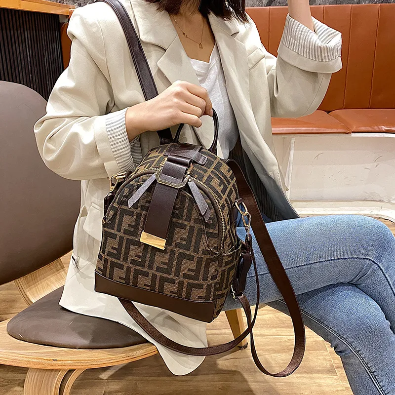 Mochila xadrez houndstooth elegante e versátil, perfeita para uso diário. Conforto e estilo para trabalho, escola ou viagens.