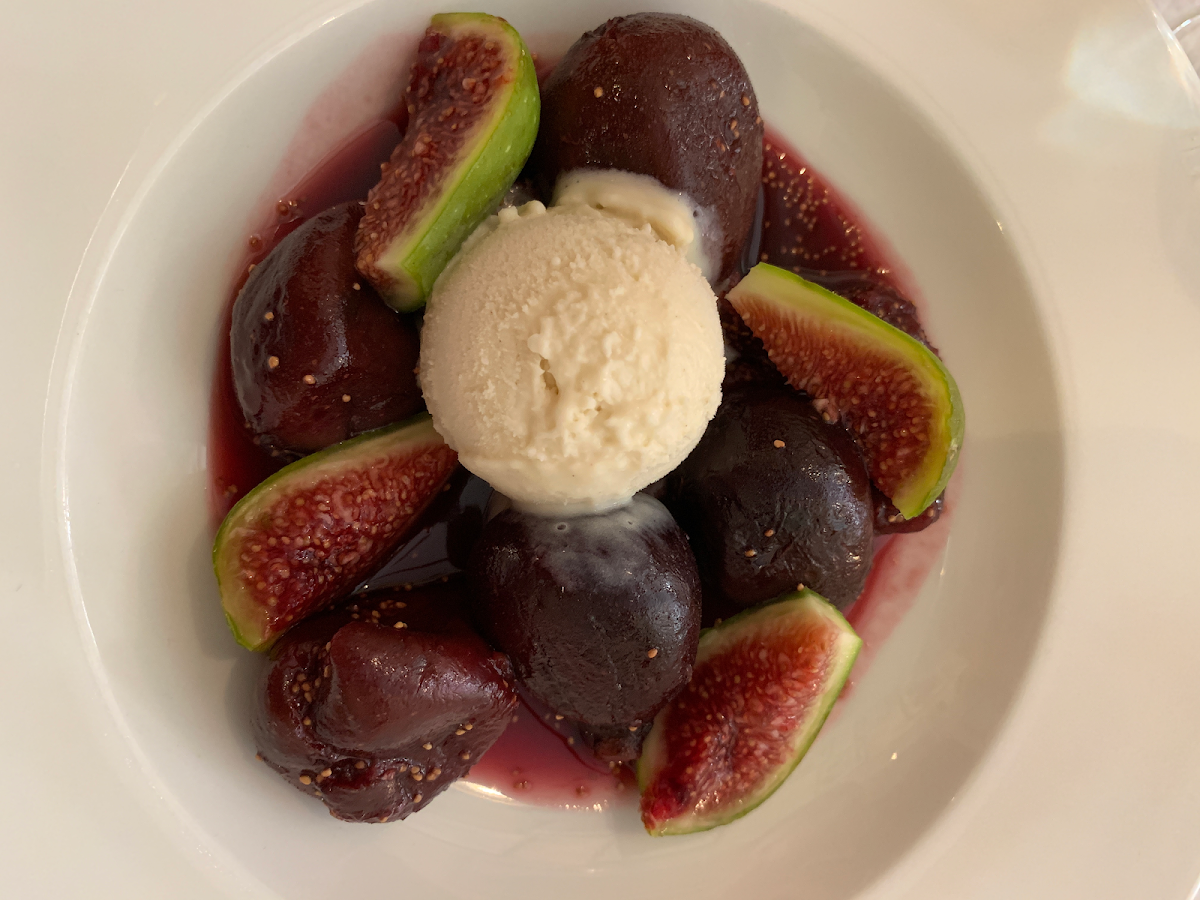 Roasted figs with frozen yogurt!