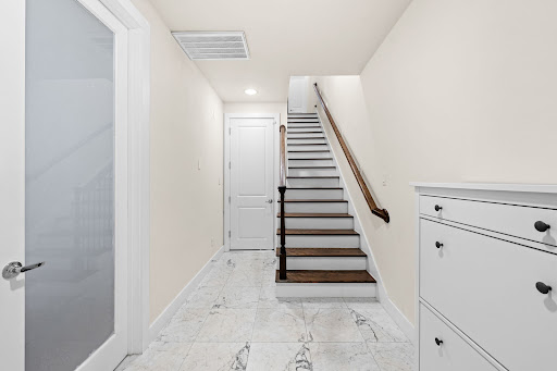 Entrance hall with stairs and white cabinet - Prestige house for sale in Houston, 5 rooms, 3 bedrooms