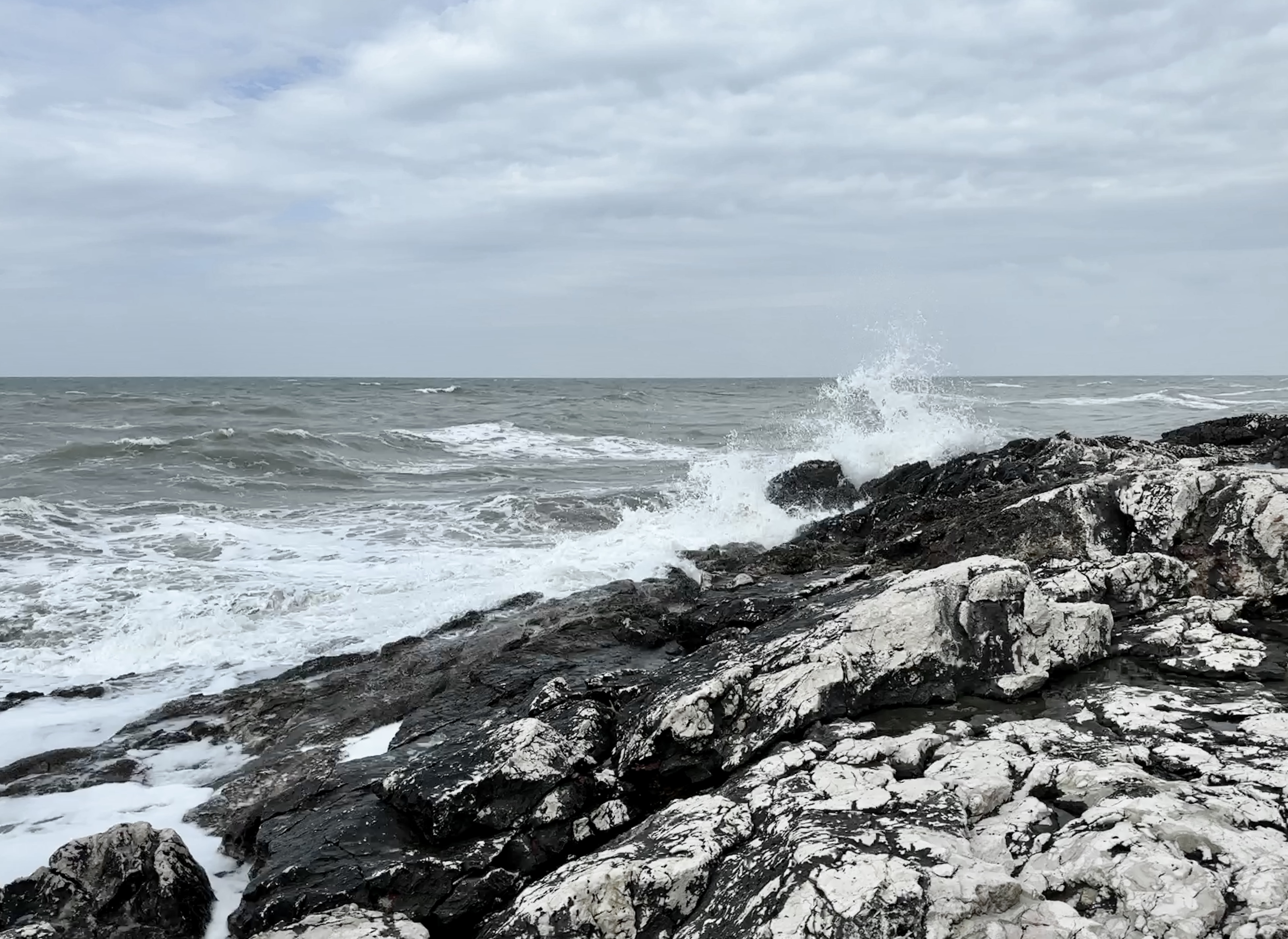 "Sii sempre come il mare che infrangendosi contro gli scogli, trova sempre la forza per riprovarci." Jim Morrison  di R_Zilly