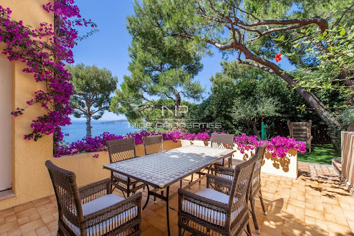 Villa avec piscine et terrasse 1