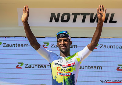 🎥 Biniam Girmay laat voor het eerst van zich horen na dubbele valpartij en opgave in Giro