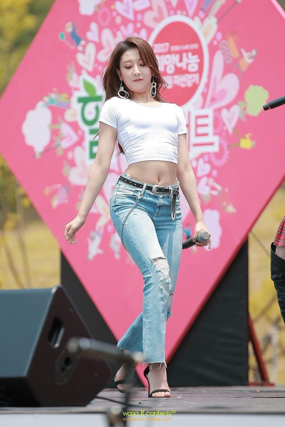 clc seungyeon hobgoblin best stage outfit 2