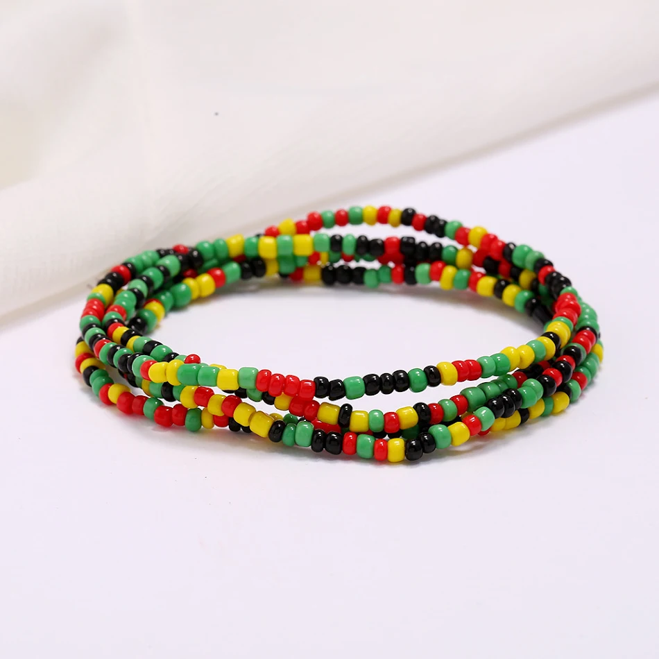Ceinture femme colorée à perles avec taille élastique et chaîne, un accessoire idéal pour affiner la silhouette et ajouter une touche d'éclat.