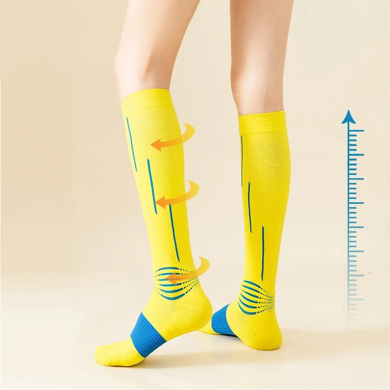 Slanke, energieke fitness sport compressiekousen boven de knie voor spierkracht, ideaal voor training en fitness.