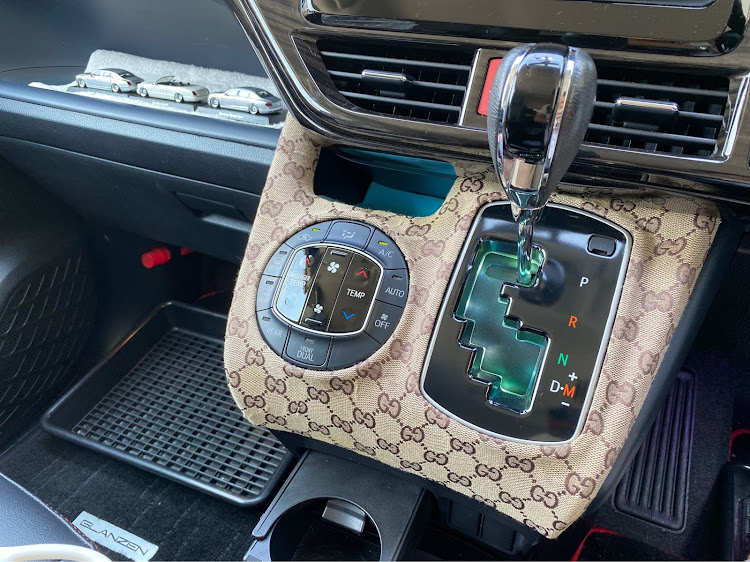 ヴォクシーのインパネ加工・GUCCI生地貼り付け・パネル加工・GUCCI好きにはたまらんに関するカスタム事例の投稿画像1枚目