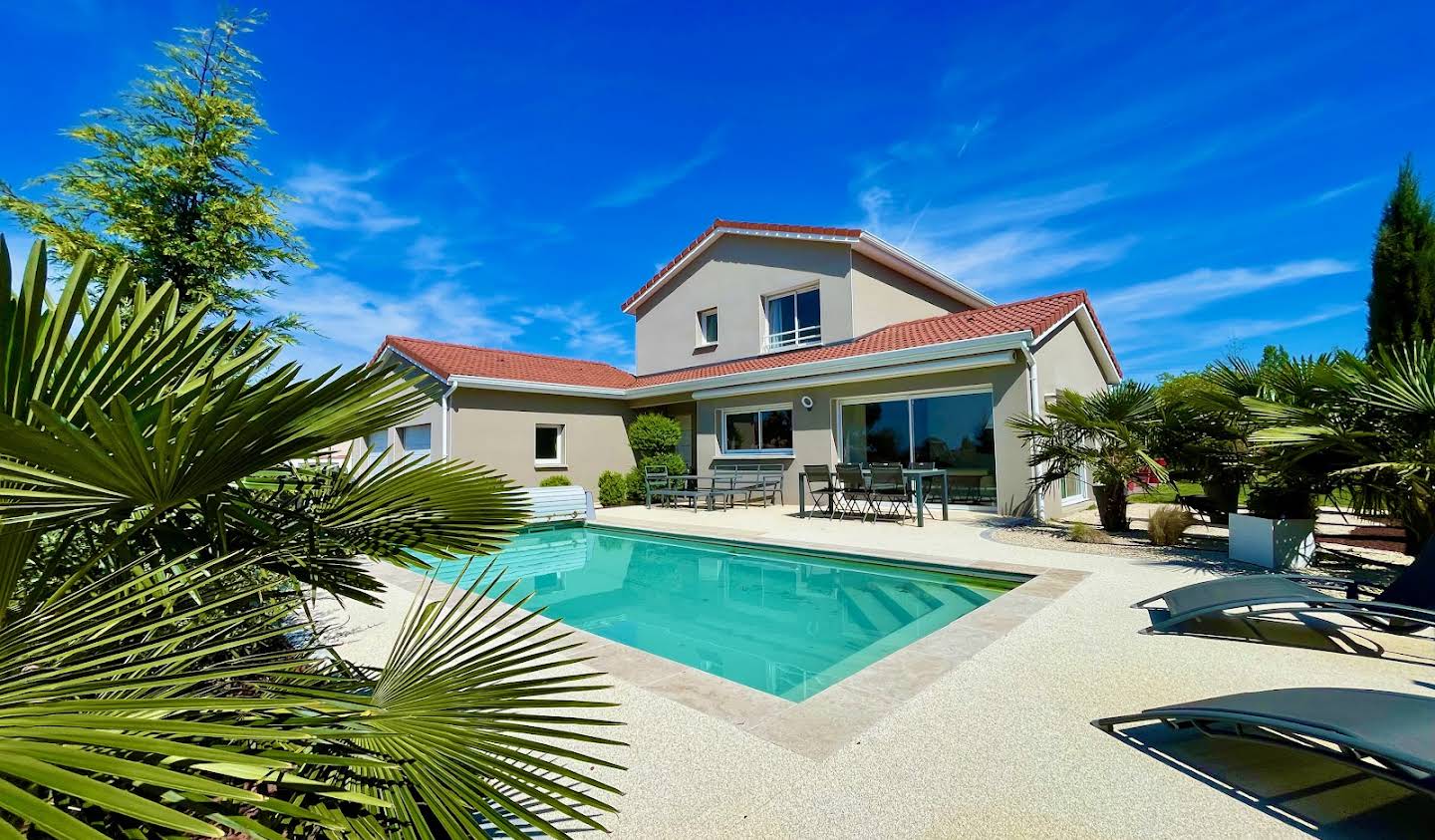 Contemporary house with pool and garden Saint-André-le-Puy