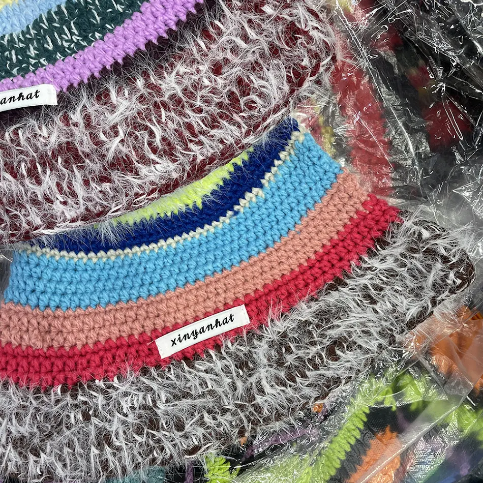 Gorra de lana tejida a mano con rayas de color en contraste retro de Niche