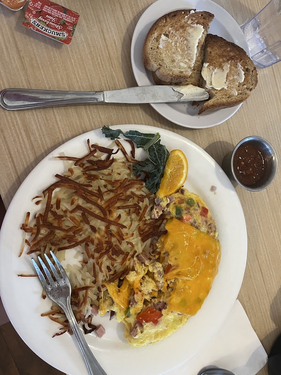 Omelette, hash browns, gf toast