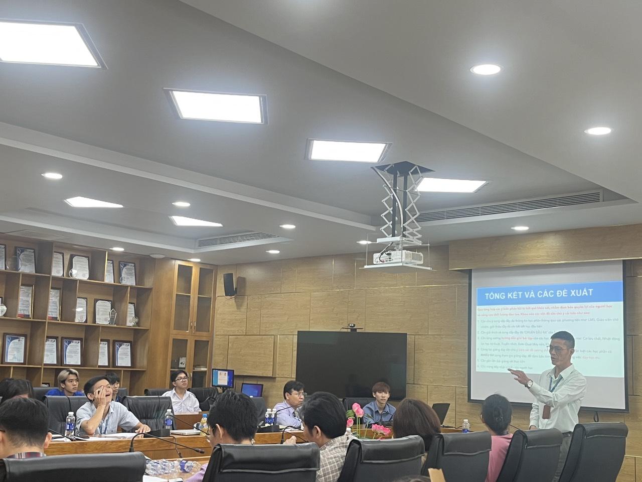 Ảnh có chứa trần nhà, trong nhà, con người, ngườiMô tả được tạo tự động