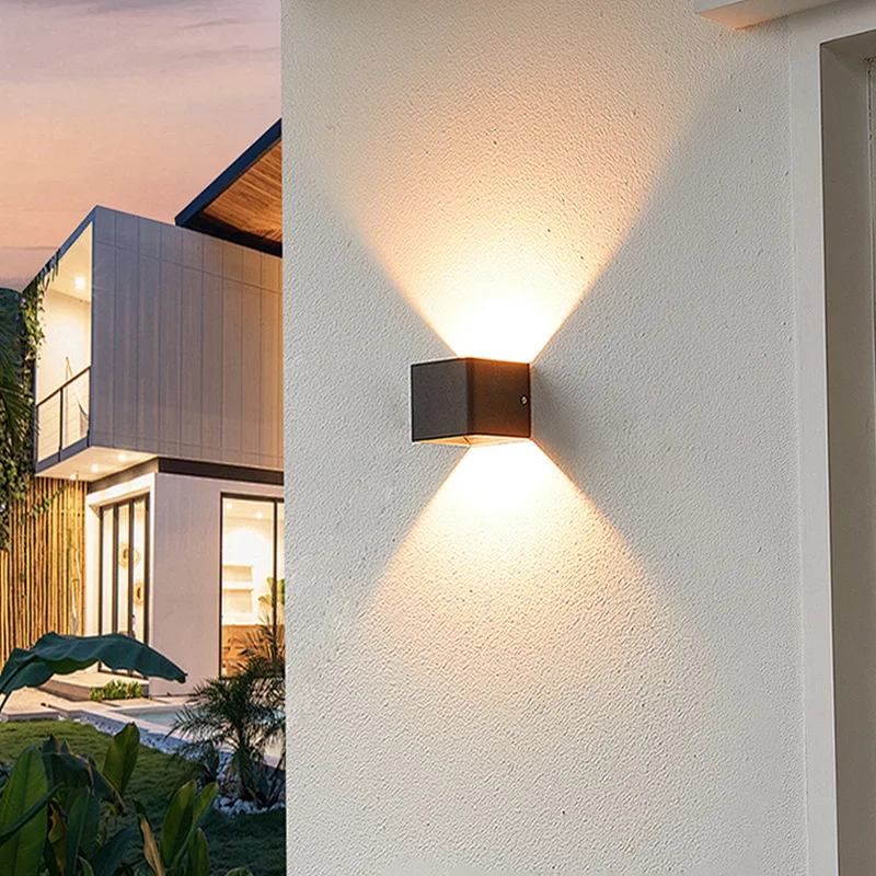 Lampada da parete per esterni moderna e minimalista, impermeabile, per illuminare con stile e sicurezza patii, giardini e facciate.