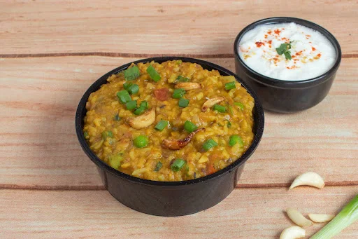 Hare Pyaz And Lehsun Khichdi