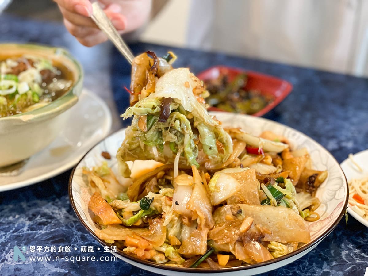 二空眷村小館的炒餅相當有水準，將烙餅剪成一條條，再加入海鮮料、小白菜、木耳、洋蔥等與餅一起大火翻炒，炒餅頗有口感而且越嚼越香