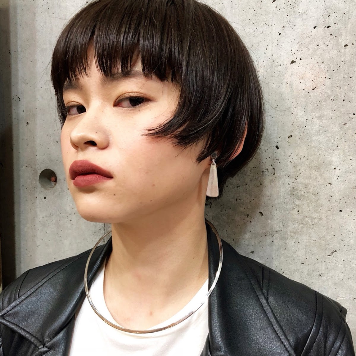 黒髪マッシュヘアで大人の色気を放出ボーイッシュだけど女性らしい