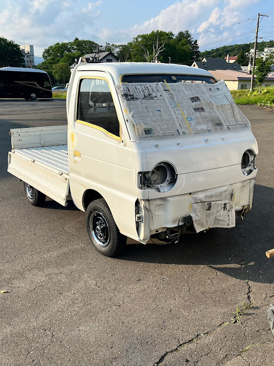 キャリイトラックのDIY・下塗り段階・マスキングはしっかりと・最終的に何色になるか？・俺だけが知っている（笑）に関するカスタム事例の投稿画像4枚目