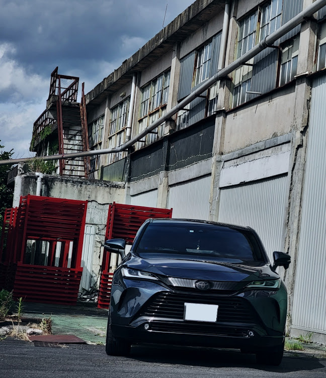 ハリアーの残暑見舞い申し上げます・倉庫映え・緑の中・世界のSHIBOTORI・車写活に関するカスタム事例の投稿画像2枚目