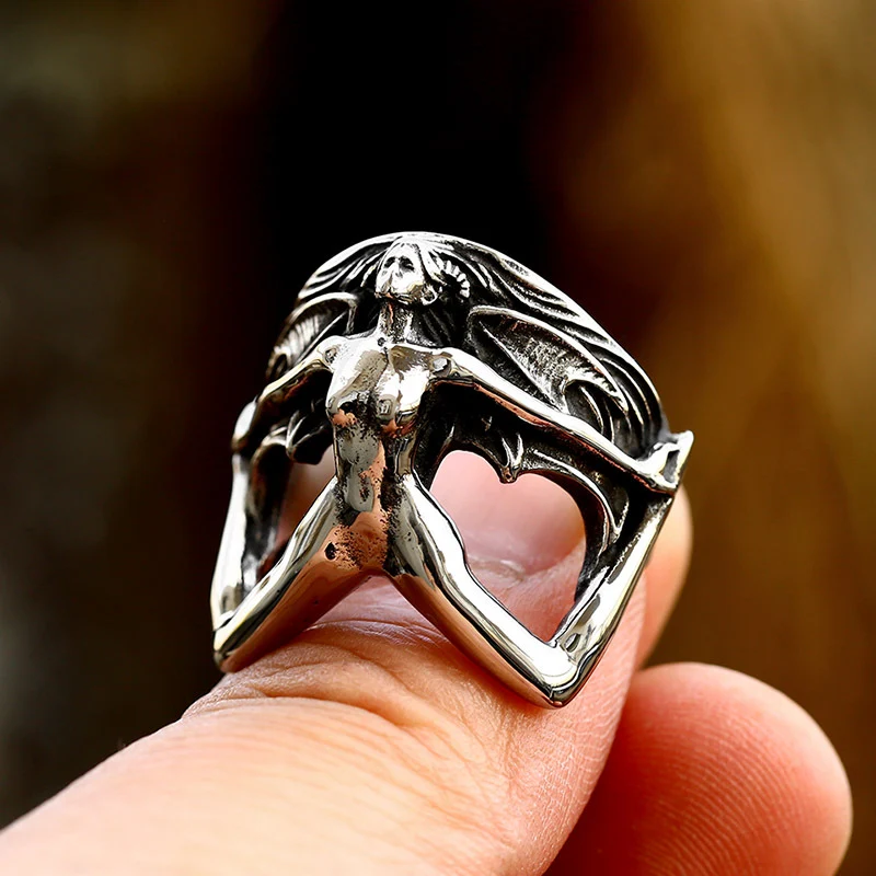 Gothic Stainless Steel Devil Ring. Pronk met je rebelse kant met deze ring. Duurzaam, opvallend en met een duivels ontwerp. Koop hem nu.